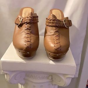 Cognac clogs with a heel.